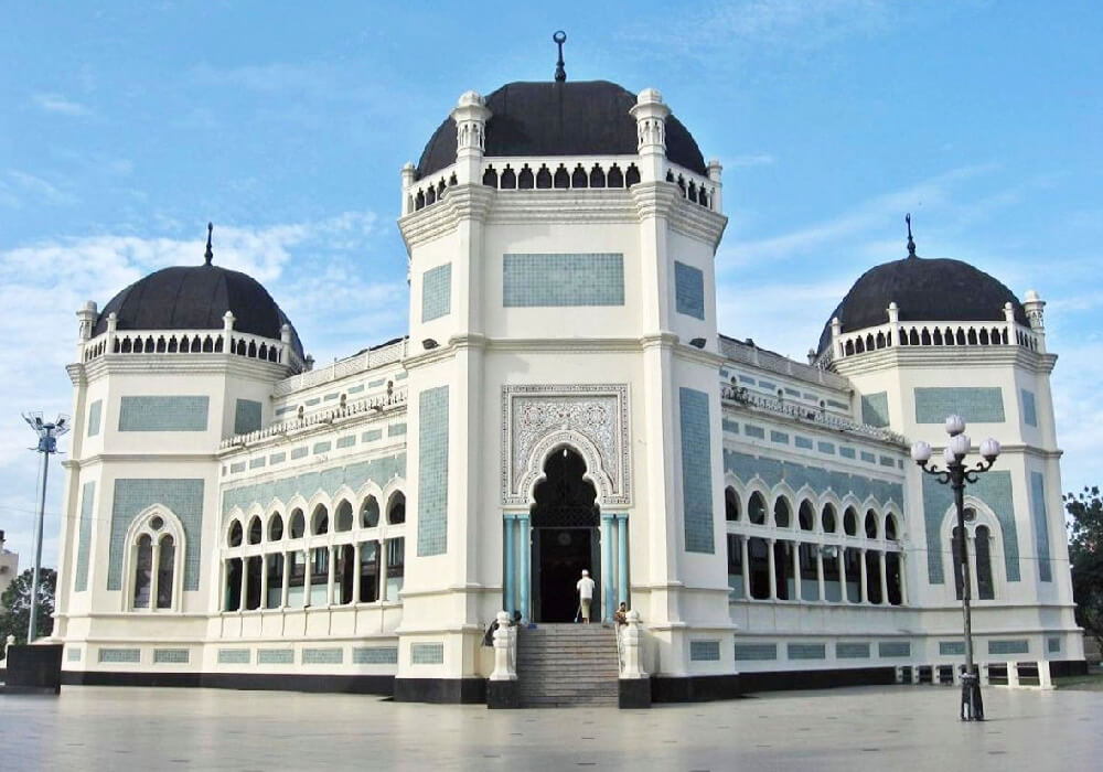 La Gran Mezquita de Medan, como su nombre lo indica es una mezquita ubicada en Medan.