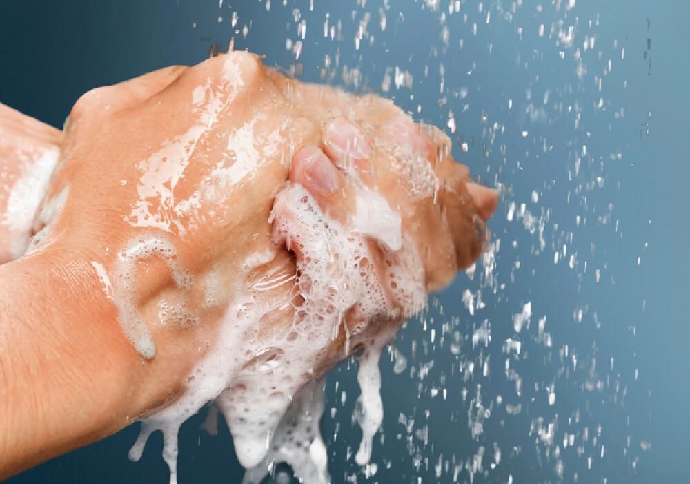 Se debe de lavar las manos cada 15 minutos para prevenir el contagio.
