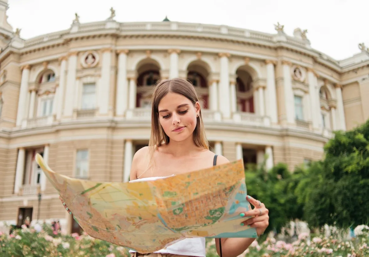 Viajera consultando un mapa durante un viaje por libre por Italia