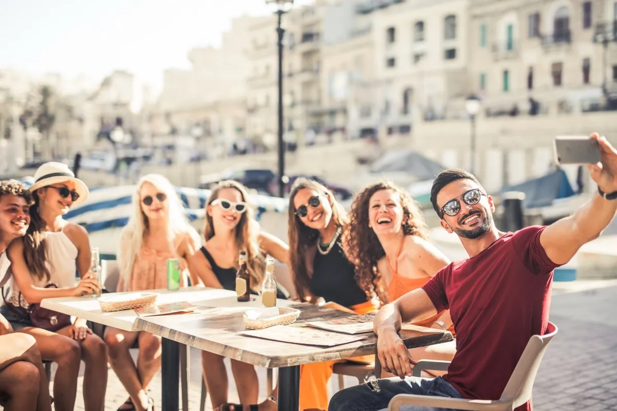 Grupo de viajeros disfrutando de una terraza durante un viaje organizado por Italia