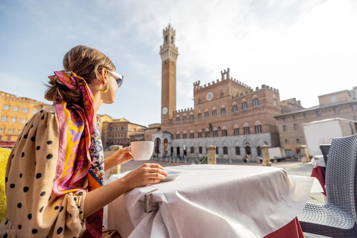 Viajera disfrutando de una terraza en Italia durante un viaje por libre
