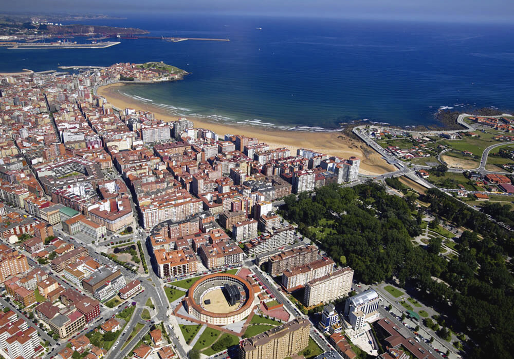 Contraste de ciudades a la orilla del mar.