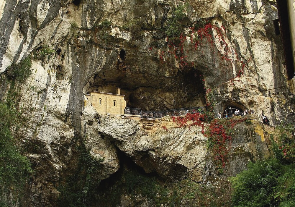 Un Santuario hermoso dentro de una cueva.