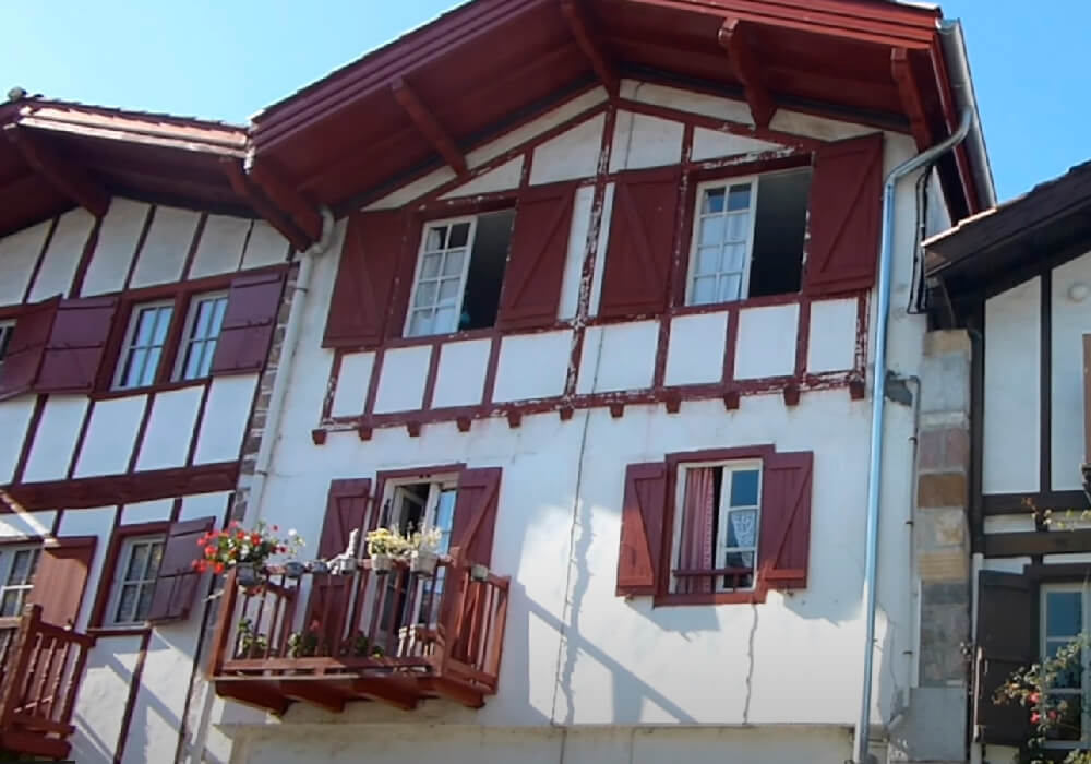 Esta bahía tiene mucho que ofrecer, incluidas sus casas de madera y su puerto antiguo