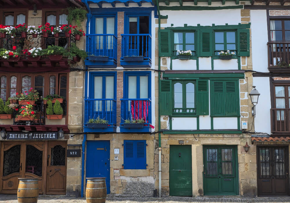 Este es el municipio del País Vasco, con sus barrios históricos es una ciudad que no puedes dejar de visitar en tu paso por el País Vasco.
