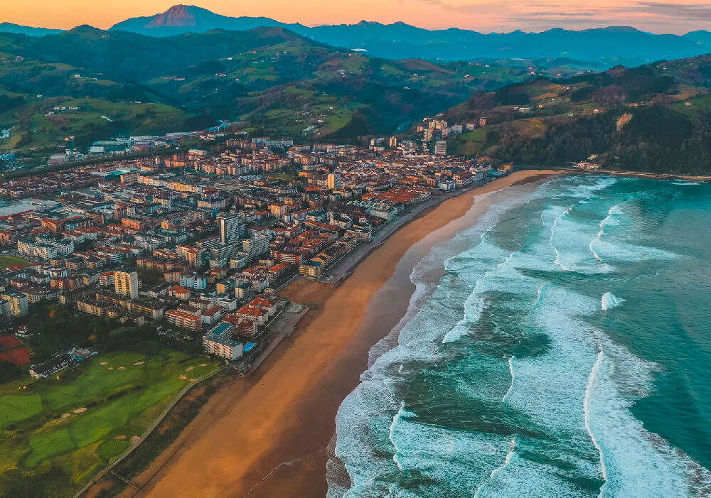 Ésta Playa es la más extensa de todo el País Vasco y una de las más largas del Cantábrico.