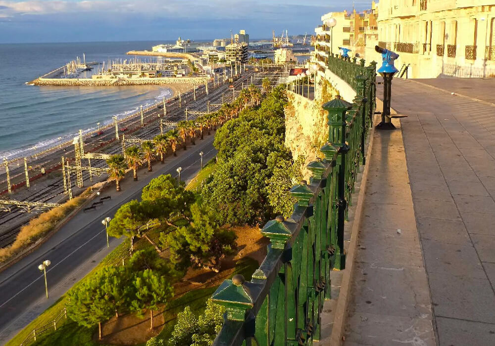 Al fin al de la Avenida Rambla Nova te encontrarás con el maravilloso Balcón del Mediterráneo, la mejor vista para ver el puerto de Tarragona.