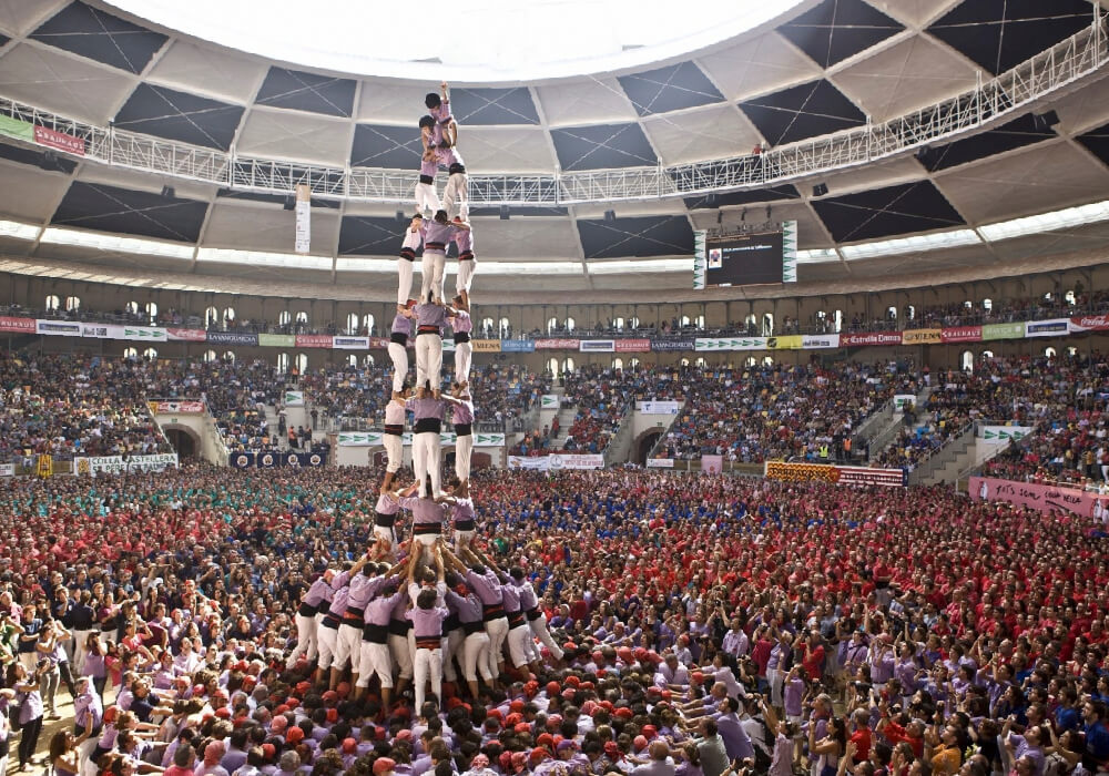 Castells, son las famosas pirámides humanas y si realizas tu escapada en Junio ten por seguro que podrás disfrutar de ellas.