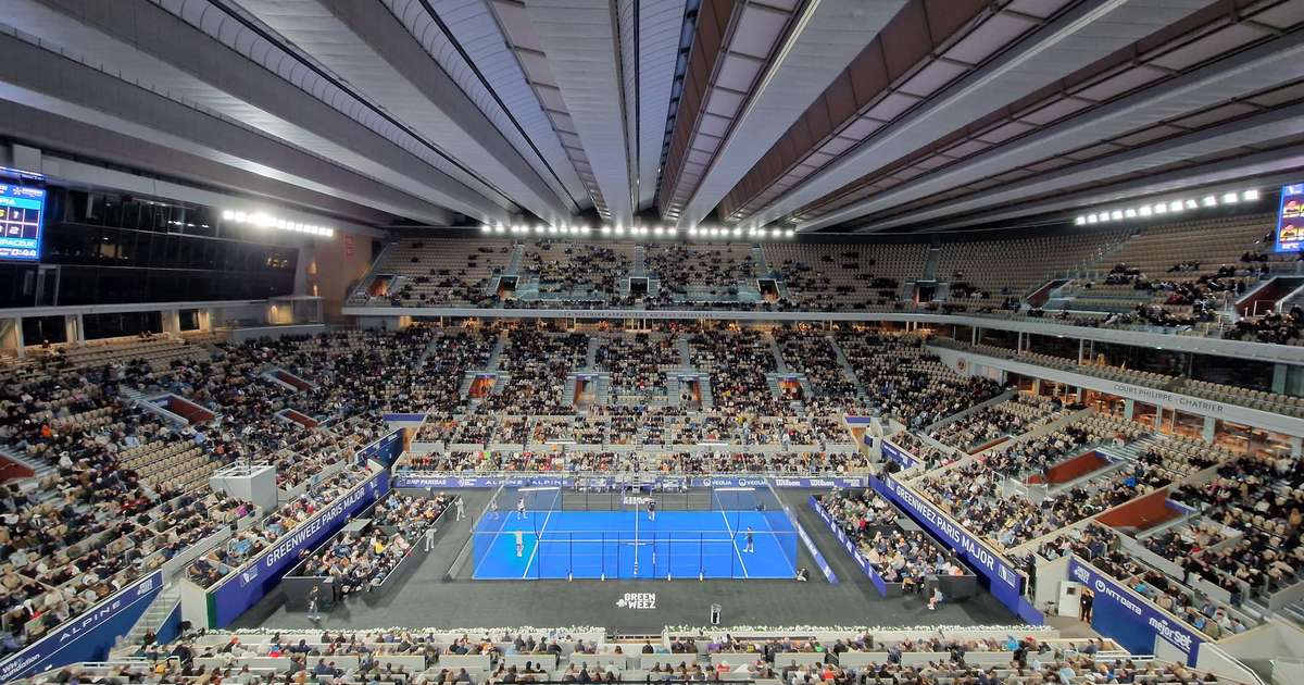 Pista Chatrier de Roland-Garros con el techo cerrado durante el Paris Major de Premier Padel