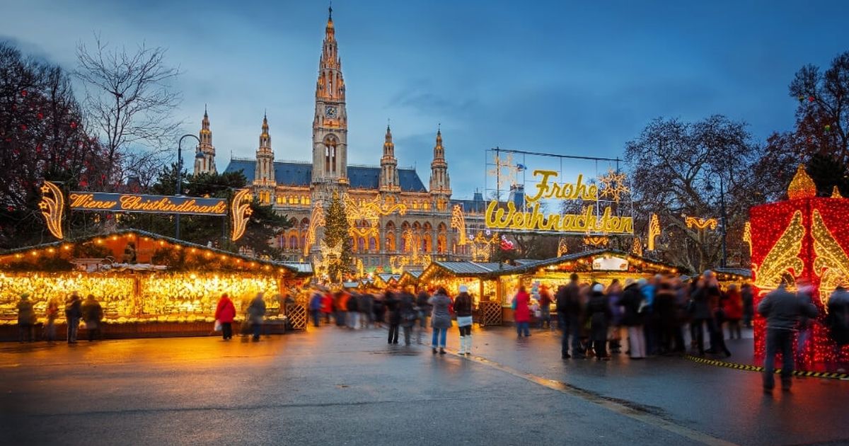 Mercadillo de Navidad iluminado en una plaza europea, el plan del puente de diciembre