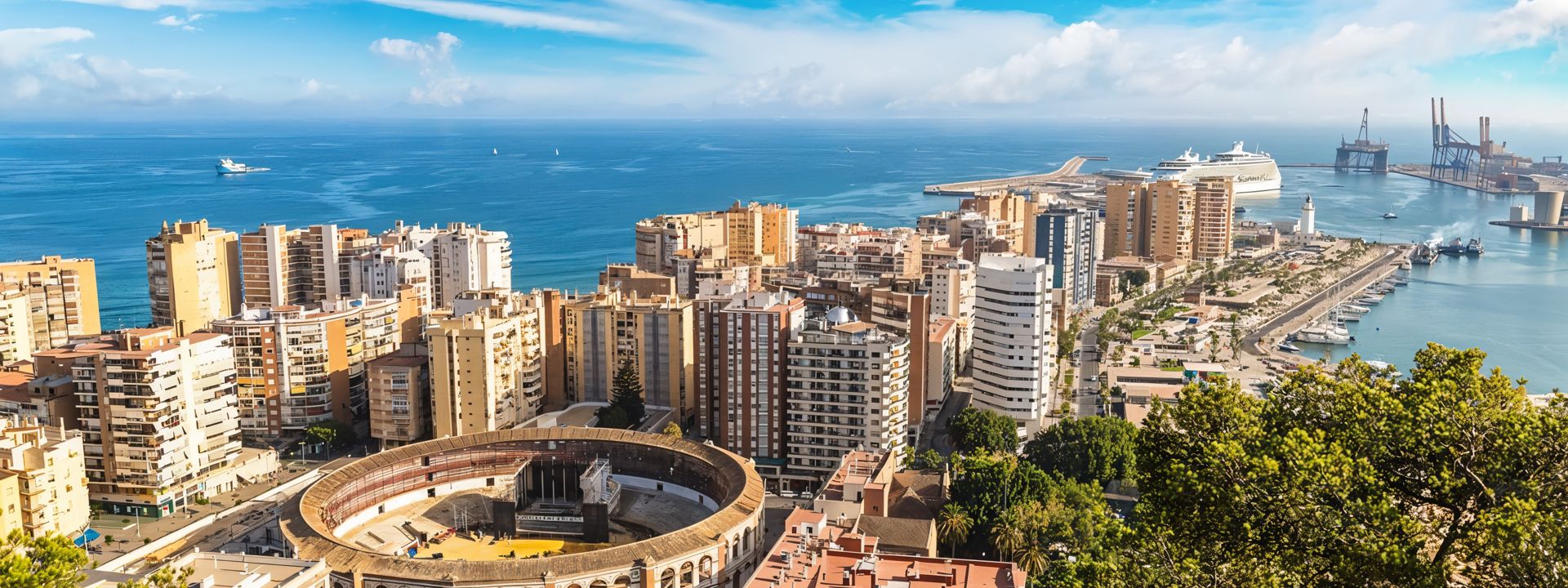 Puerto de Málaga y la ciudad desde el aire