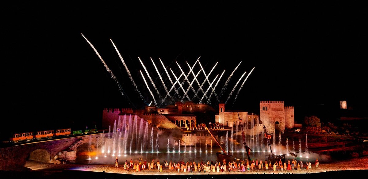 Madrid y Puy du Fou España: iluminación y mercadillos navideños en Puente de Diciembre