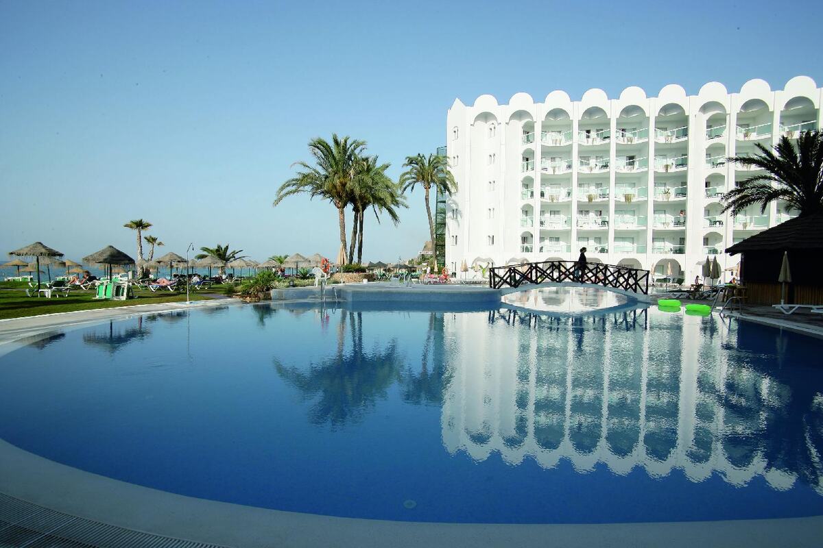 Piscina exterior junto al mar en Nerja