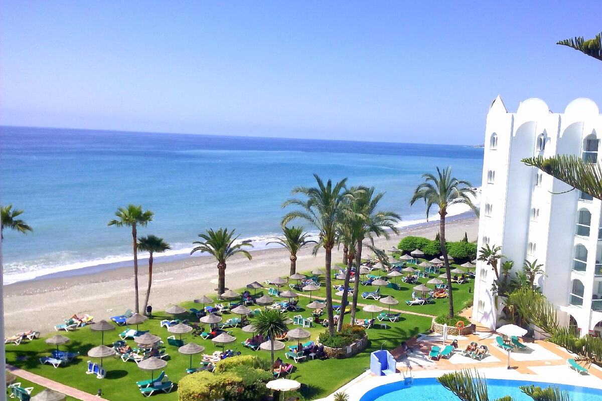 Vista del Ona Marinas de Nerja sobre la playa