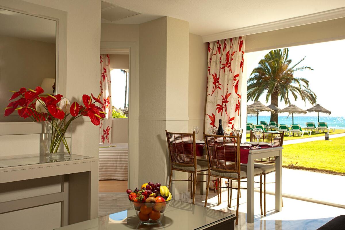 Salón del apartamento con terraza y jardín