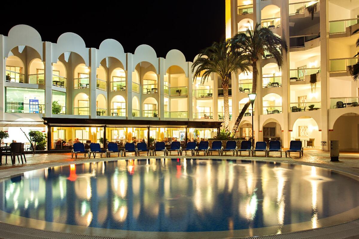Piscina del Ona Marinas de Nerja iluminada de noche