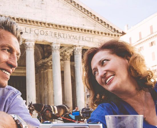 Pareja de viajeros mayores de 55 ante el Panteón de Roma
