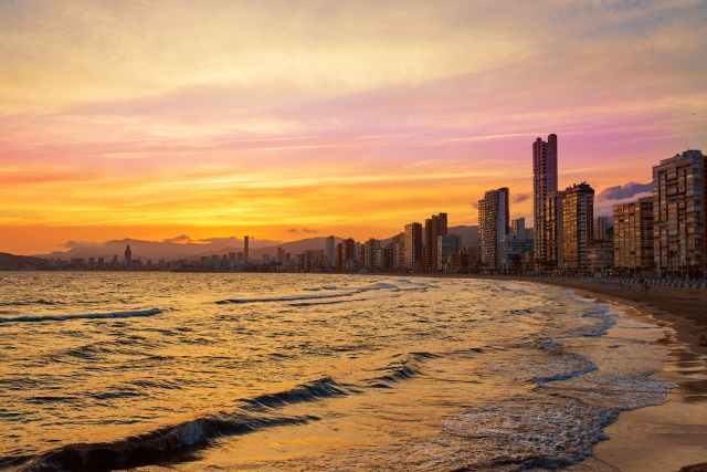 Benidorm al atardecer desde la playa